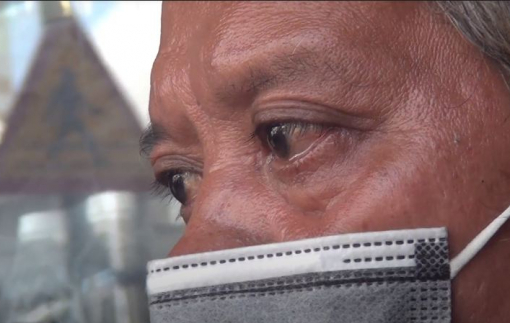 Người bảo vệ già bật khóc vì giúp người lại bị dàn cảnh trộm mất xe của khách