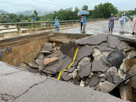 Bình Định: Mưa lớn làm sạt lở nhiều tuyến đường, sập mố cầu
