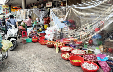 Chợ truyền thống ở TPHCM: Bên trong đìu hiu, bên ngoài tấp nập
