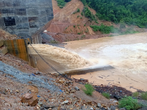 Bình Định: Nước sông đang lên nhanh, người dân lo lũ lớn đổ về
