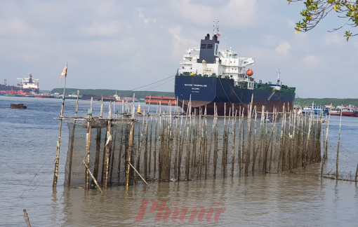 Chìm sà lan ở Cần Giờ, 1 người mất tích