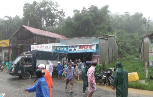 Sạt lở núi nghiêm trọng vùi lấp 6 ngôi nhà ở Nam Trà My