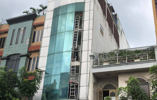Cháy nhà cao tầng ở TPHCM, hàng chục người bị kẹt bên trong