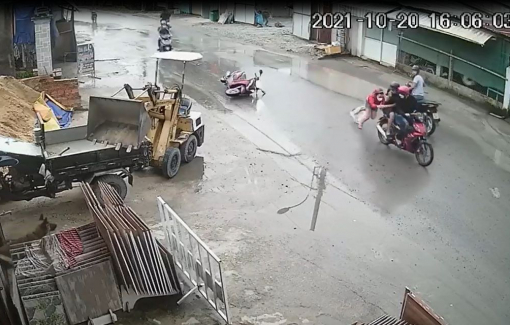 Người phụ nữ bị 2 tên cướp giật điện thoại, kéo lê trên đường