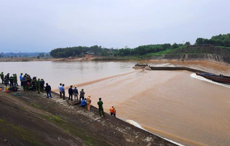 7 người mắc kẹt giữa đập tràn tại công trình thủy lợi Nam Thạch Hãn được cứu hộ an toàn