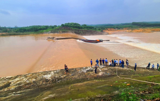 Tàu chở đoàn cán bộ Sở GT-VT Quảng Trị gặp nạn trên sông, một người mất tích