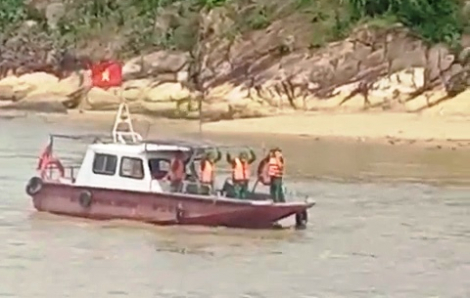 Quảng Trị cứu hộ học sinh khỏi khu vực ngập sâu; Bình Định tìm kiếm ngư dân chìm tàu ở cửa biển