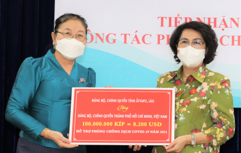 TPHCM tiếp nhận kinh phí ủng hộ phòng, chống dịch từ tỉnh Attapeu (Lào)