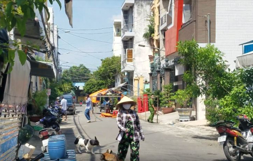 Cụ bà ngoài 70 tuổi tử vong, thi thể vắt ngang cổng cửa sắt