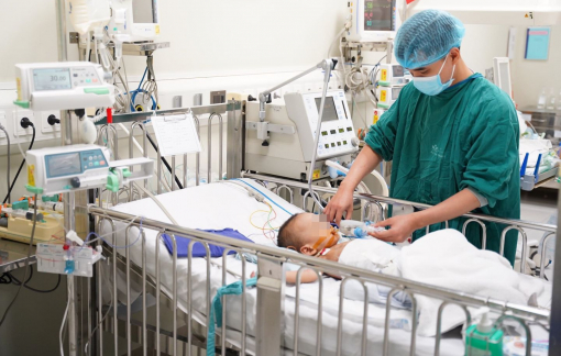 Đắp lá cây chữa nhọt, bé trai 20 tháng bị hoại tử bộ phận sinh dục