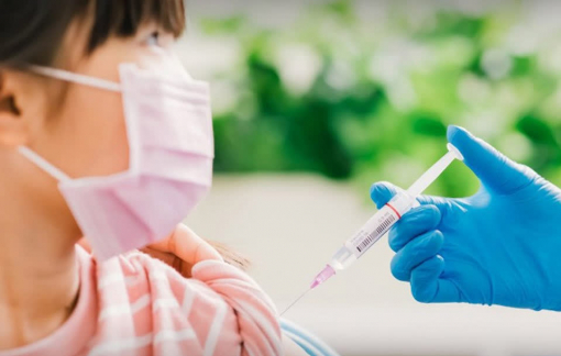 Khi nào trẻ nên thận trọng, tạm hoãn tiêm vắc xin COVID-19?