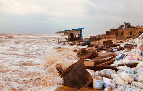 Nơm nớp nỗi lo “biển nuốt” làng