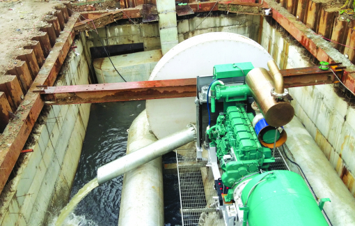 Đường hết ngập nhưng siêu máy bơm vẫn còn