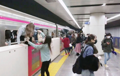 Tấn công bằng dao và phóng hỏa trên tàu điện ngầm ở Tokyo làm 17 người bị thương