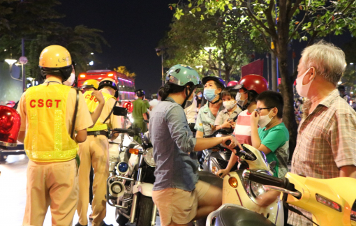 Để xe máy dưới lề đường vào phố đi bộ chơi Halloween, nhiều người bị xử phạt
