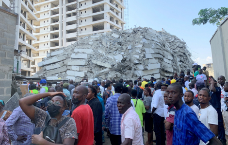 Khoảng 100 người mất tích khi tòa nhà 22 tầng bị sập ở Nigeria