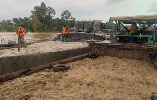 Công an Bình Dương liên tiếp bắt giữ ghe chở cát lậu trên sông Đồng Nai