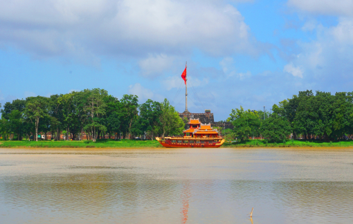 Nước sông Hương vàng đục kéo dài