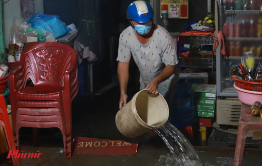 TPHCM: Triều cường ngập tới yên xe, nhiều người "quay đầu"