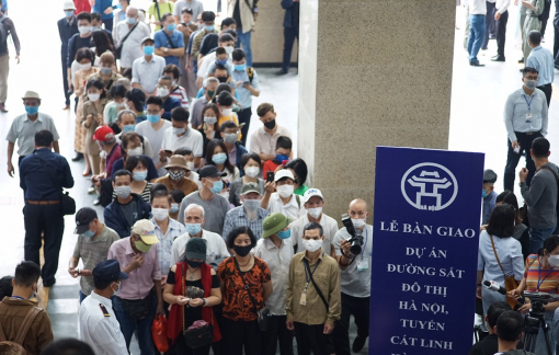 Người dân Hà Nội háo hức đi chuyến tàu đầu tiên Cát Linh - Hà Đông