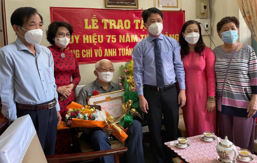 Trao tặng Huy hiệu 75 năm tuổi Đảng cho cựu đại sứ Võ Anh Tuấn