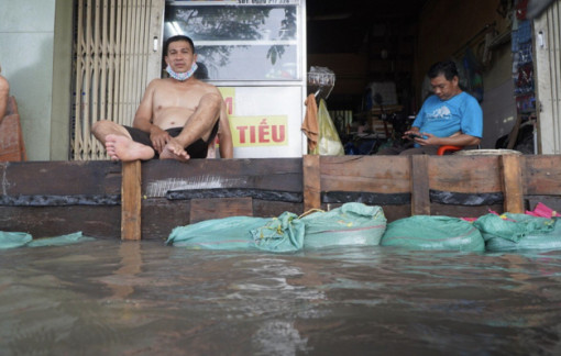 Triều cường vượt 1,7m, người dân Sài Gòn đắp đê chống ngập
