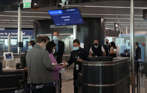 Hành khách đổ xô đón chuyến bay đến Mỹ trong ngày đầu tái mở cửa biên giới