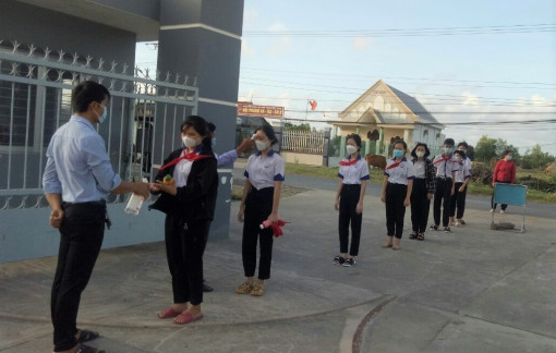 Những học sinh đầu tiên ở miền Tây học trực tiếp tại trường