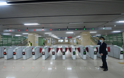 Tàu Cát Linh - Hà Đông bất ngờ thưa khách trong ngày đầu người dân đi làm bằng tàu điện