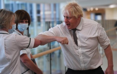 Thủ tướng Anh bị chỉ trích vì không đeo khẩu trang trong bệnh viện