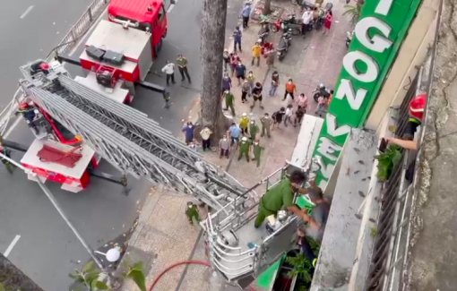 Giải cứu 2 cụ già mắc kẹt trong căn nhà đang bốc cháy