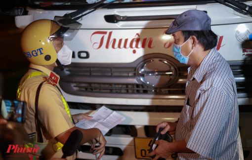 Chưa tới giờ vào trung tâm thành phố, nhiều xe tải đã tranh thủ “vượt rào”