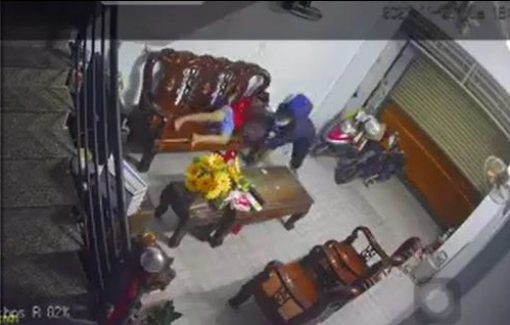 Xôn xao clip tên cướp vào tận nhà, giật iPad trên tay bé trai ở TPHCM