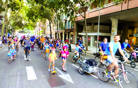Trẻ đạp xe đến trường trên làn đường riêng