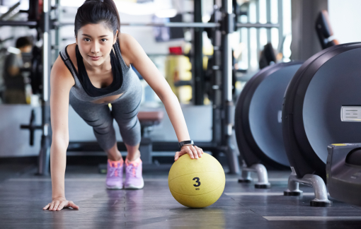 40 tuổi, vợ mặc gợi cảm đến phòng gym mỗi ngày