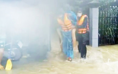 Nước sông Quảng Ngãi lên trên mức báo động 3 khiến hàng trăm nhà dân bị ngập