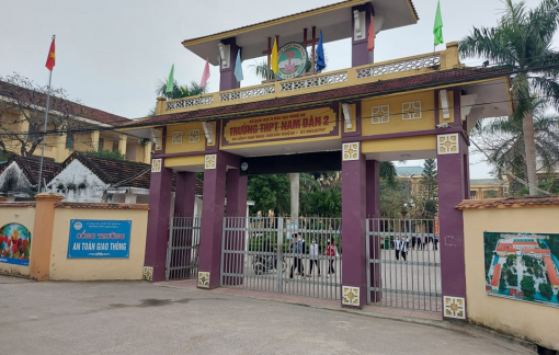 Nhân viên trường học dúi tiền vào người nữ sinh rồi sàm sỡ