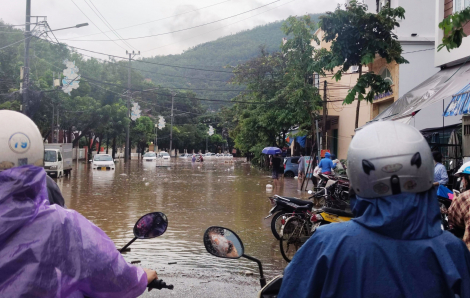 Bình Định: Mưa lớn gây ngập sâu, lở núi, 1 người tử vong