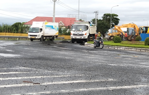 Cận cảnh đoạn đường đầy ổ gà gây tai nạn chết người trên quốc lộ 1