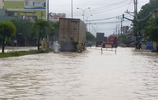 Clip: Bình Định mưa lớn, nhiều nơi ngập sâu, sạt lở đất, giao thông gián đoạn