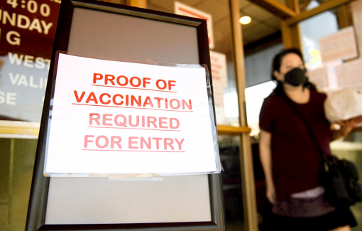 Các nước đứng trước câu hỏi khó: Bắt buộc tiêm vắc xin COVID-19 hay không?