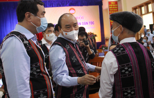 Chủ tịch nước Nguyễn Xuân Phúc dự ngày hội Đại đoàn kết với đồng bào Cơ tu