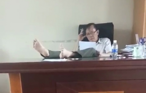 Hạt trưởng bị tạm đình chỉ công tác để xác minh thói quen "gác 2 chân lên bàn làm việc”