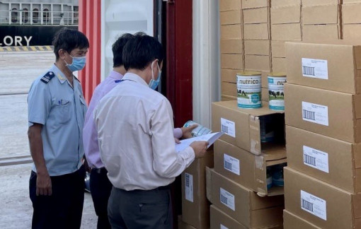Lô hàng cứu trợ hơn 22.000 hộp sữa đã được thông quan