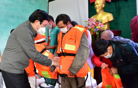 Nguyên Chủ tịch nước Trương Tấn Sang tặng 1.000 bộ áo phao cho ngư dân