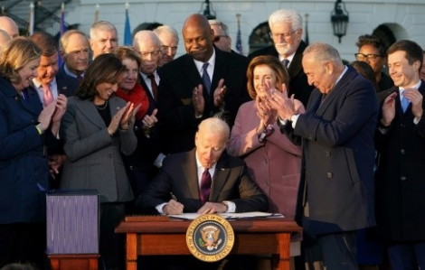 Tổng thống Joe Biden ký dự luật cơ sở hạ tầng trị giá 1,2 ngàn tỷ USD