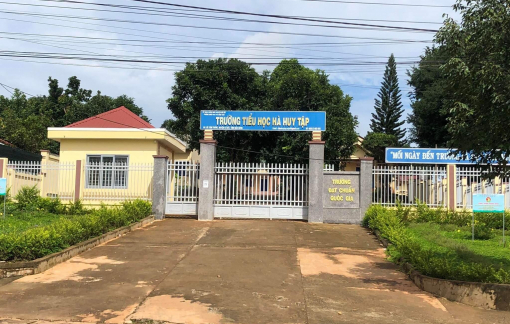 Cách chức hiệu trưởng giữ học bạ chuyển cấp của học sinh nghèo