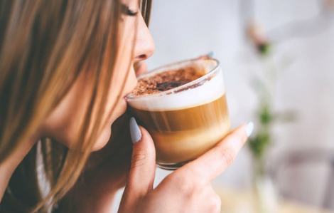 Uống cà phê khi chưa ăn sáng rất gây hại cho da
