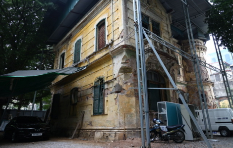 Biệt thự cổ giữa trung tâm Hà Nội bỏ hoang trở thành điểm giữ xe ô tô