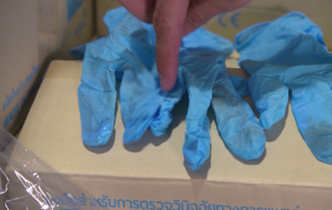 Thái Lan bắt giữ 6 người liên quan vụ xuất khẩu găng tay y tế đã qua sử dụng